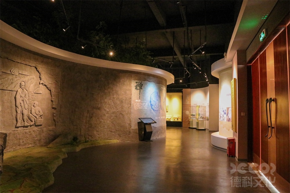 在廣州展館裝修中如何考慮展示品的燈光和影響？