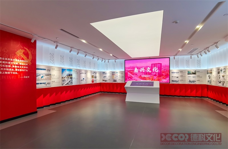 革命遺址紅色展館設計中如何平衡展覽的深度和時間的控制？
